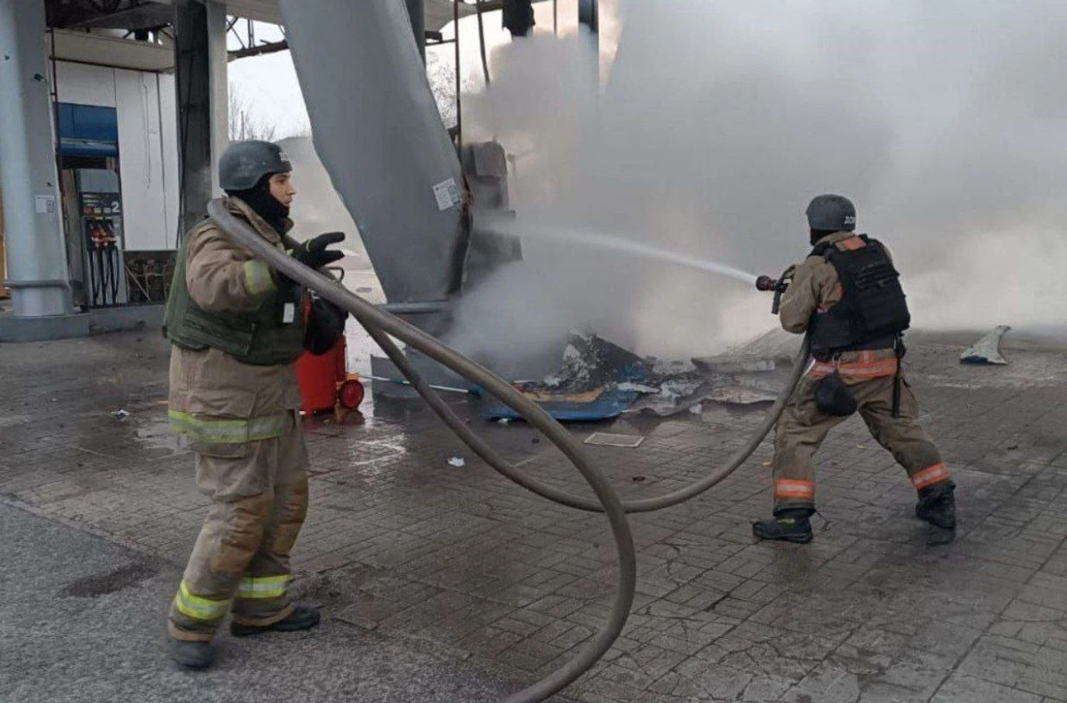 Російська атака дронами на Дніпро: жінка та дитина поранені, пошкоджено будівлю та електромережі