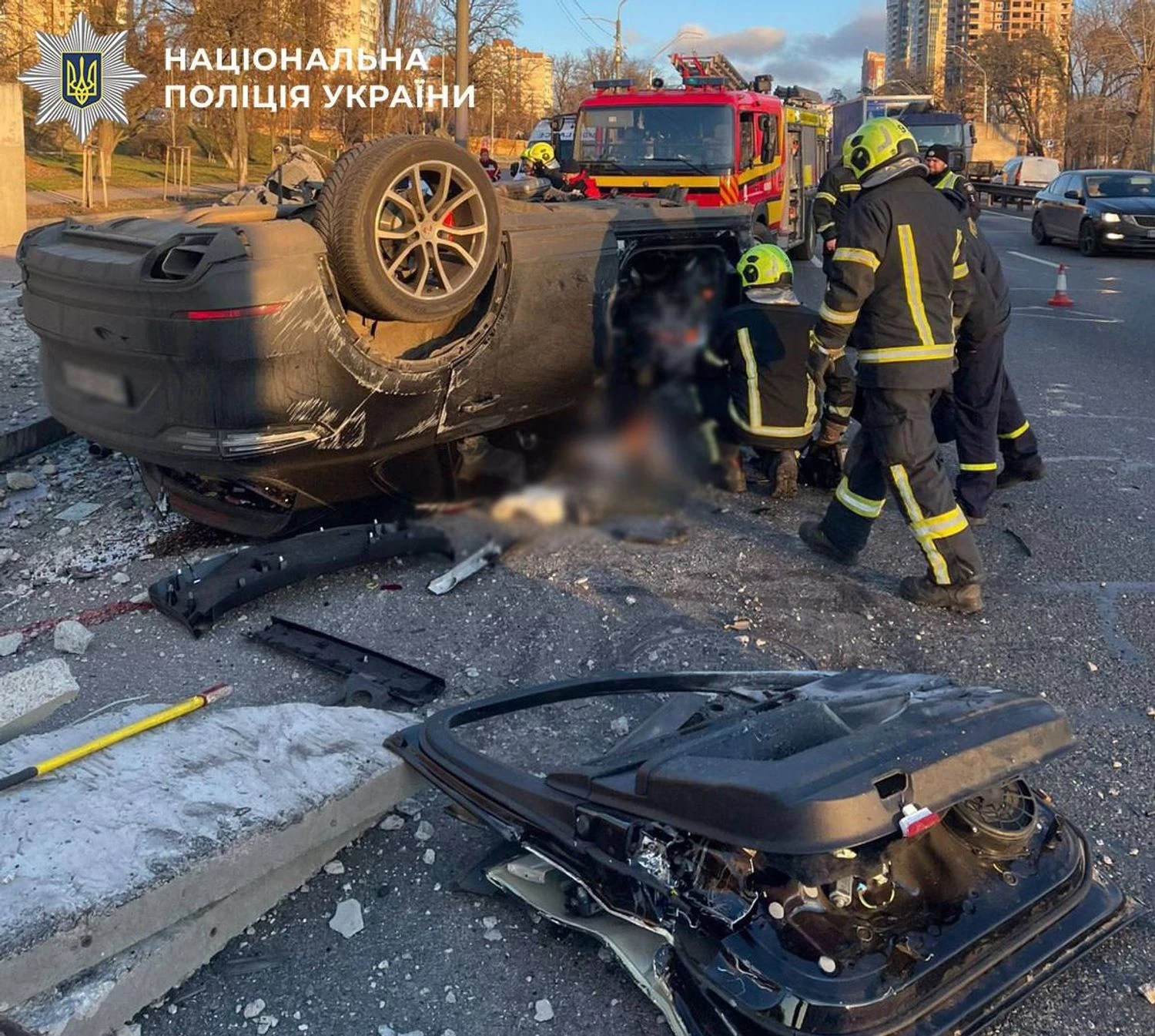 Моторошна ДТП у Києві: водій Porsche влетів у бетонну огорожу і загинув