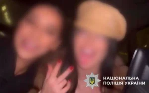 У Києві три блогерки співали