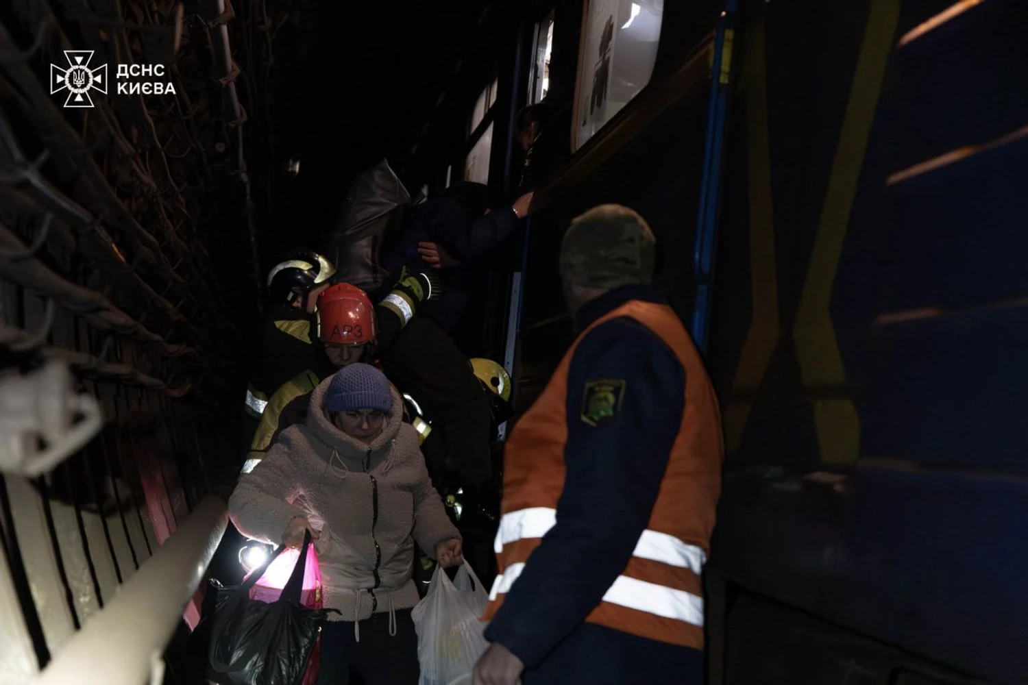 У Києві під час зупинки метро рятувальники евакуювали із тунелів майже 500 пасажирів