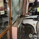 В Ужгороді 85-річний водій помер за кермом, протаранивши авто та аптеку