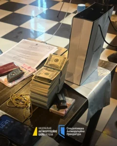 Працівника СБУ викрили на хабарі в 68 тис. доларів за зняття з розшуку та відстрочку від мобілізації