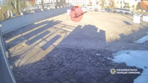 Жінка у Львові пошкодила лампадки під виставкою з портретами полеглих військовополонених, її знайшли - поліція