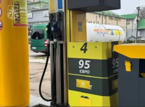 У Чернівецькій та Хмельницькій областях викрили мережу підпільних АЗС - вилучено понад 62 тис. літрів пального