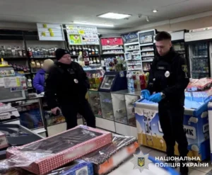Під Києвом чоловік влаштував стрілянину в магазині, цілив у полиці з алкоголем