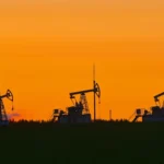 Ціна на нафту тримається біля 100 доларів за барель у березні - Reuters