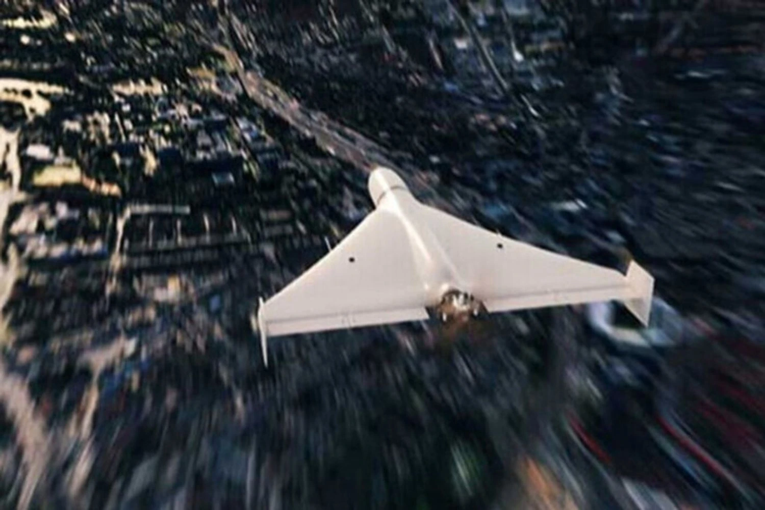 Атака рф на Київ: уламок дрона пошкодив стіну торгового центру