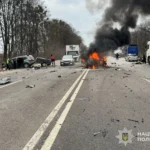 Під Львовом автівка вибухнула після зіткнення, є загиблий і поранені