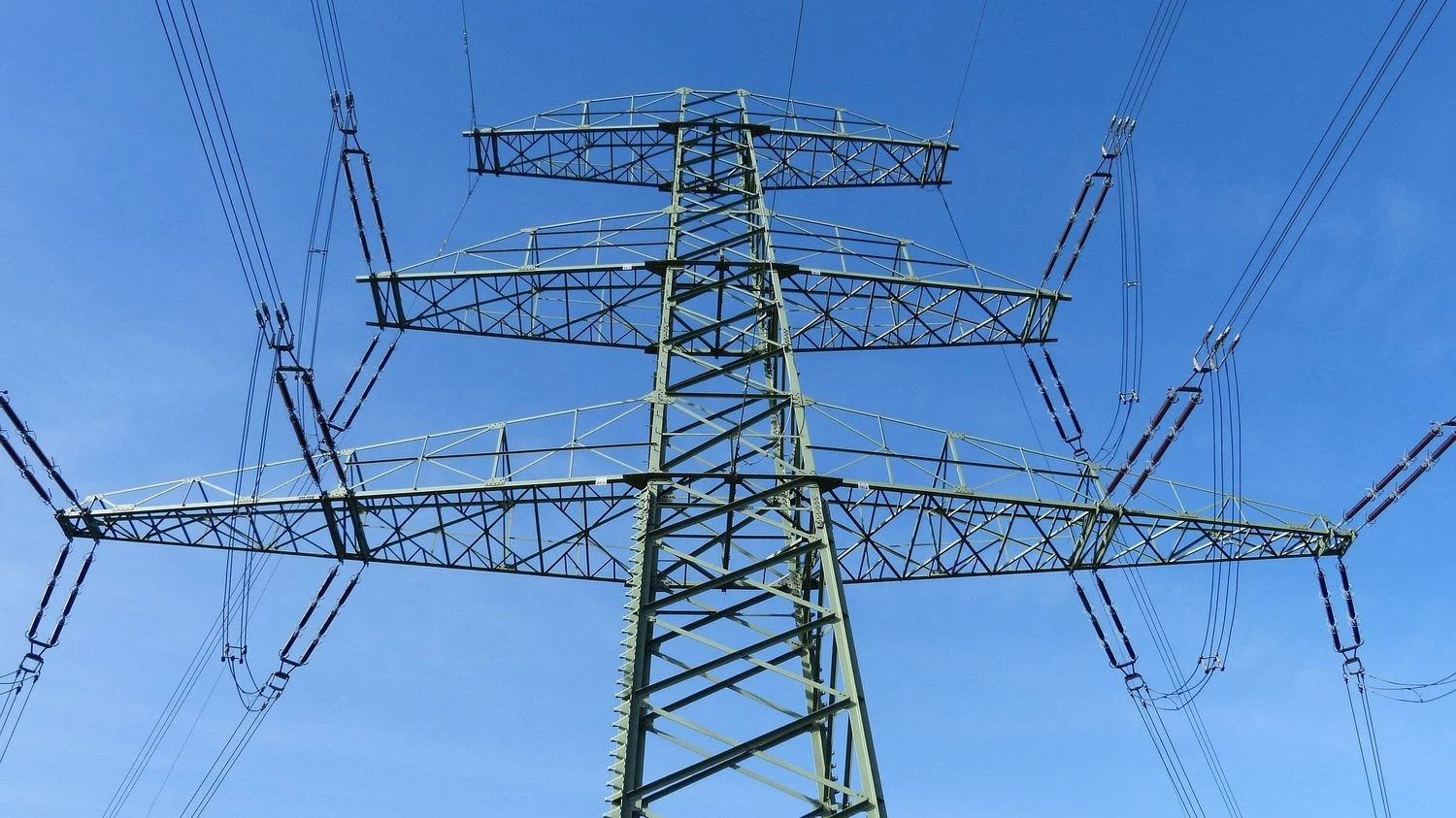 Через ворожі атаки частина трьох областей без світла і поранено енергетика, до 21 години - графіки