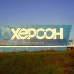 Російський дрон атакував "швидку" в Херсоні, троє медиків поранені