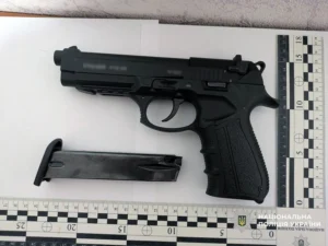 Двоє чоловіків у балаклавах напали на ветерана через чверть мільйона, їх затримали - поліція