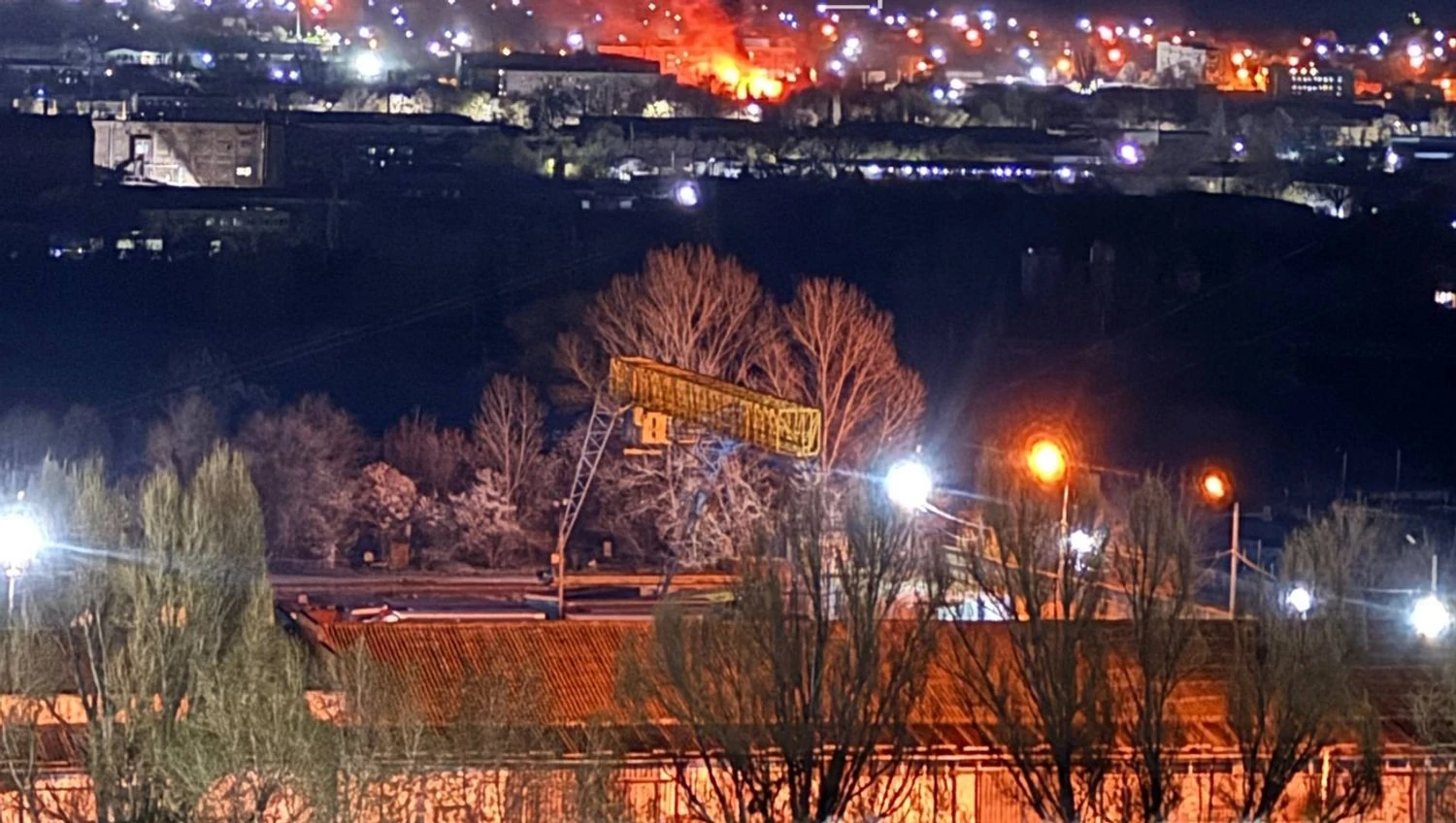 Нічні вибухи у Феодосії та Луганську - запалала стратегічна нафтобаза