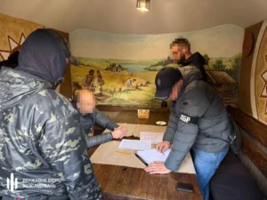 Вимагав ​100 тис. доларів за демонтаж колії - посадовця Укрзалізниці відправили під варту і визначили заставу в 4,3 млн грн