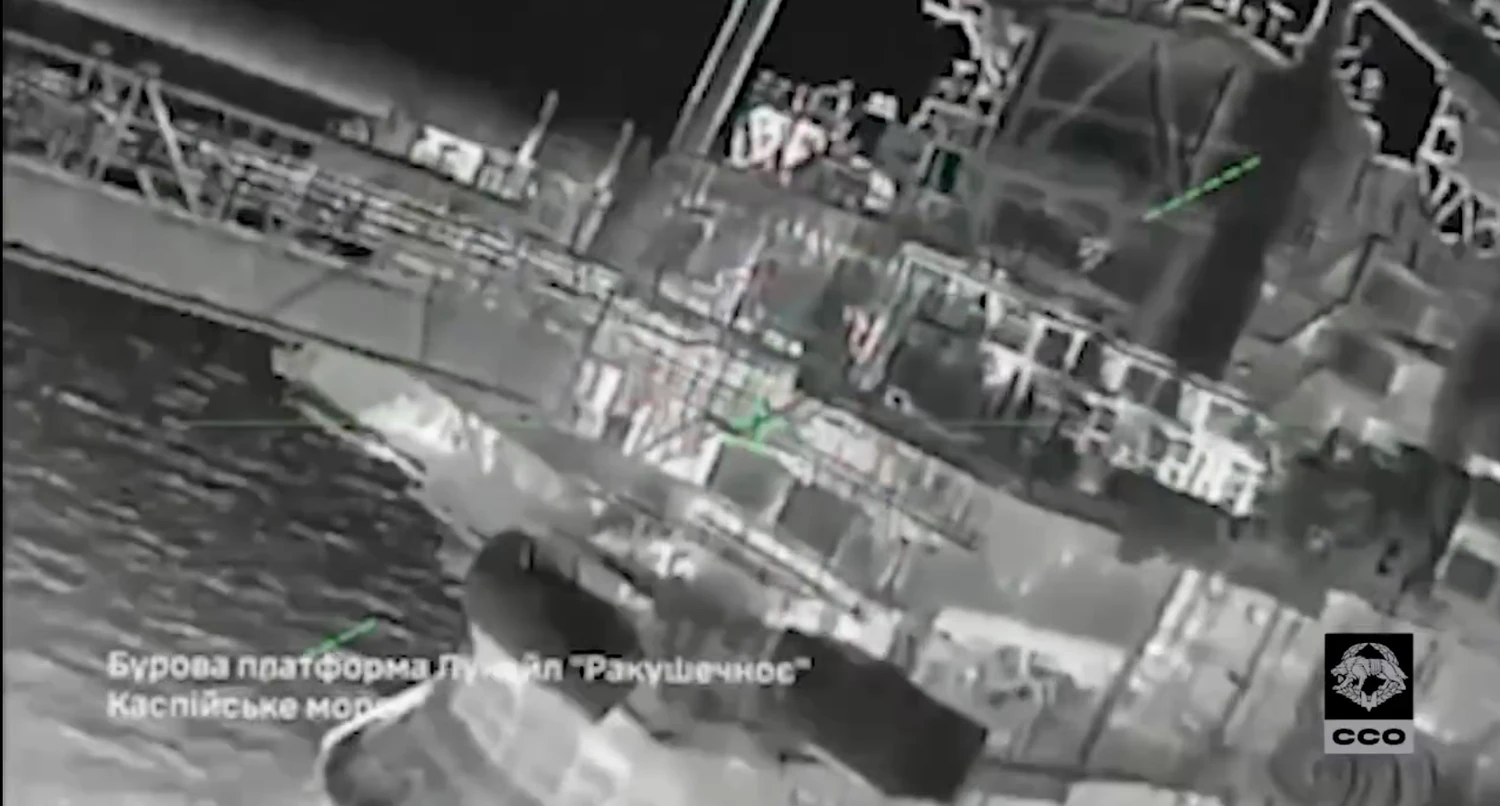 Удар за 1000 км від лінії фронту - у ССО показали унікальні кадри ураження бурових платформ рф