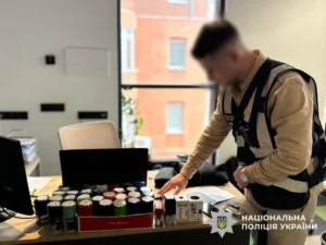 Смс-бомбери, масштабна ботоферма та поширення принизливого контенту - у поліції розкрили деталі схеми із криптокредитами