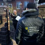 На Київщині викрили схему розтрати коштів на могильних хрестах для полеглих захисників: переплата понад 2,8 млн грн