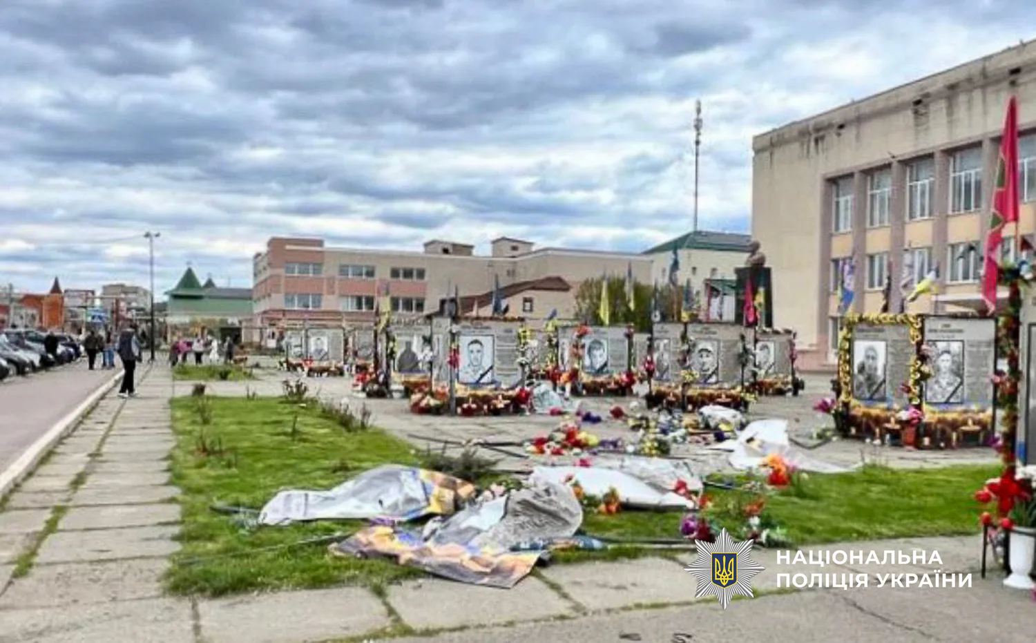 На Одещині водій пошкодив автомобілем конструкції з портретами на Алеї героїв