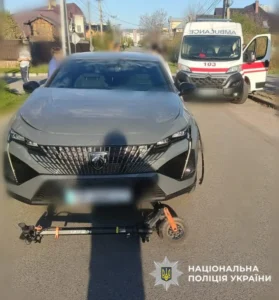 На Київщині легковик збив електросамокат, загинув 10-річний хлопчик