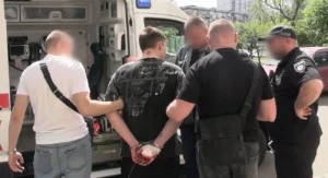У Києві чоловік випав з вікна після удару ножем, вбивцю - громадянина рф - затримали