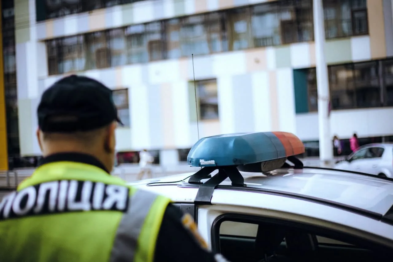 У Києві екскаватор протаранив патрульну автівку - вона в