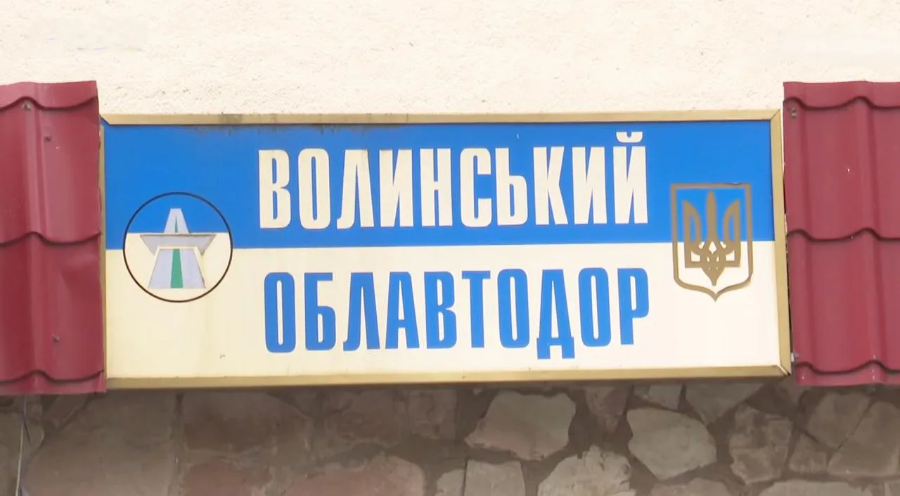 У Луцьку невідомі напали на базу облавтодору та пошкодили техніку