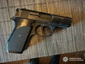 У Києві жінка вистрелила у чоловіка через зауваження про шум у дворі - поліція