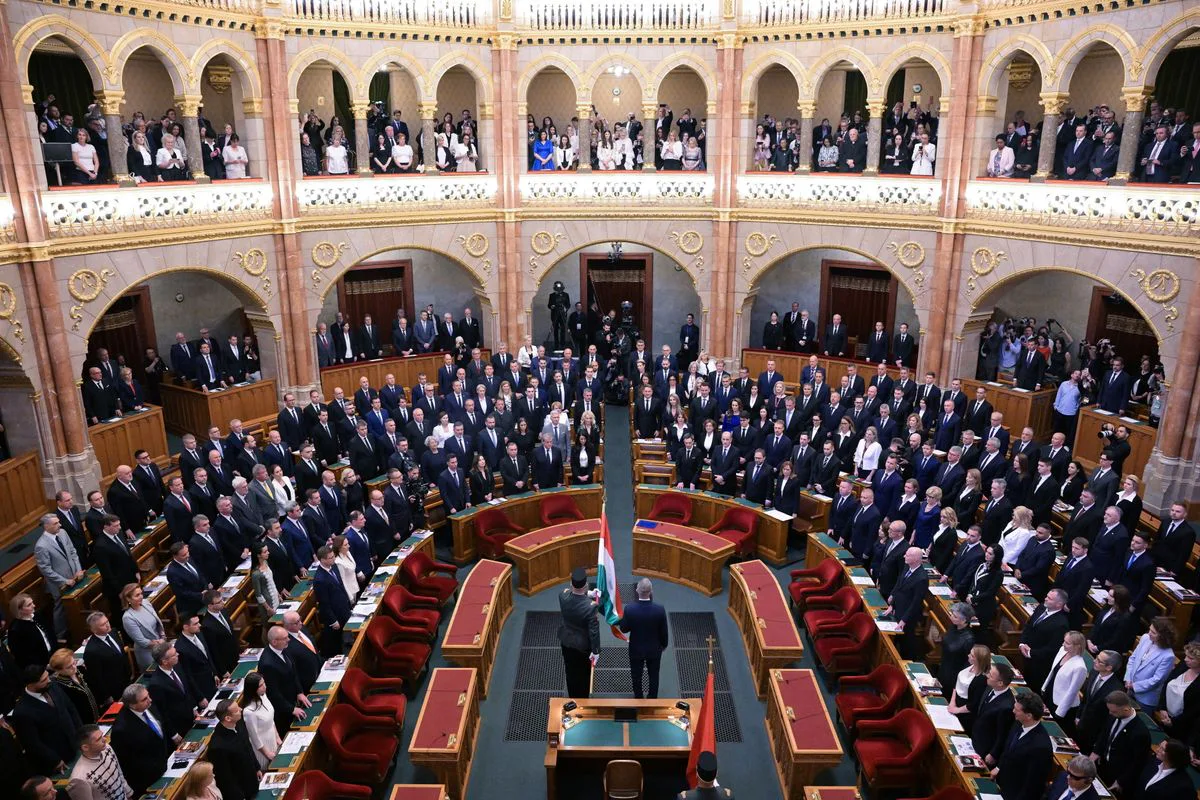 Парламент Угорщини проголосував за суттєве зниження зарплат депутатів та урядовців