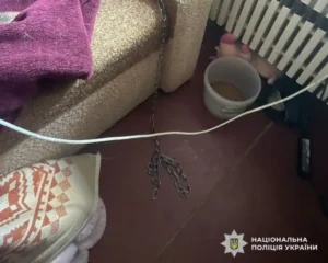 Мати утримувала 7-річного сина на ланцюгу на Дніпровщині - прокуратура