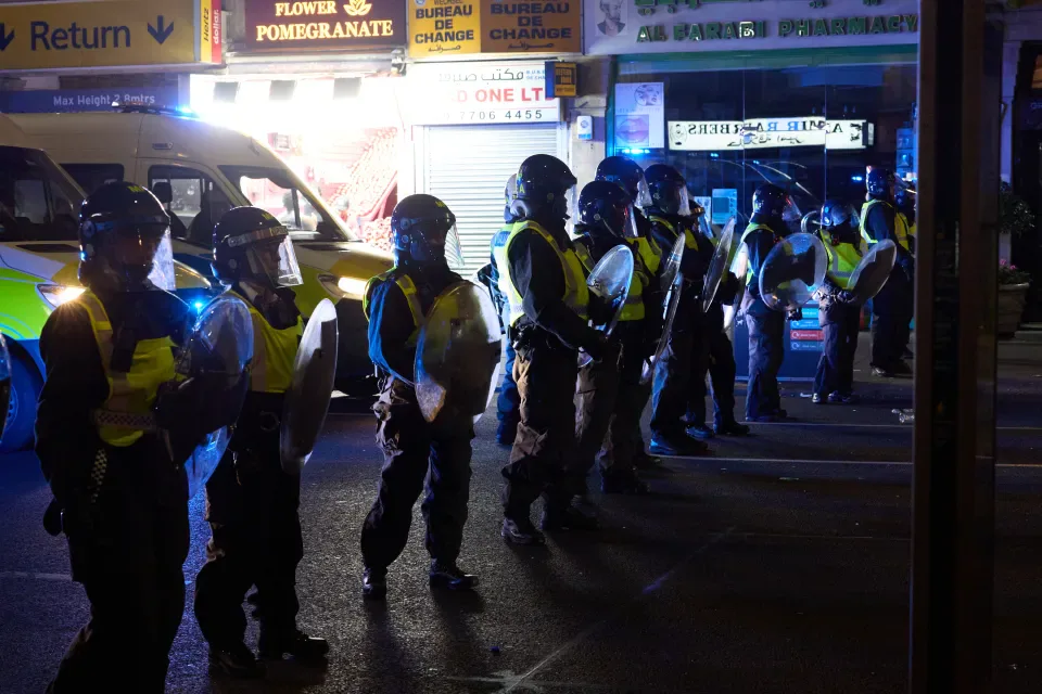 Поліцейський постраждав під час заворушень у Лондоні після перемоги Франції над Марокко на ЧС, Париж відсвяткував мирно