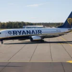 Літак Ryanair здійснив екстрену посадку в Греції після пошкодження вікна під час польоту