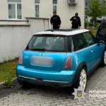 У Львові знайшли тіло чоловіка з вогнепальним пораненням в авто Mini Cooper