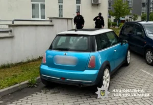 У Львові знайшли тіло чоловіка з вогнепальним пораненням в авто Mini Cooper