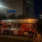 Під Києвом чоловік погрожує стрибнути з вікна 22-го поверху