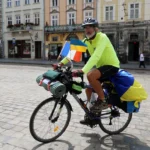 Французький інженер проїхав понад 2200 км велосипедом до Львова і передав листи підтримки Україні