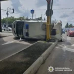 У Харкові перекинулася швидка після зіткнення, постраждали водій та парамедик