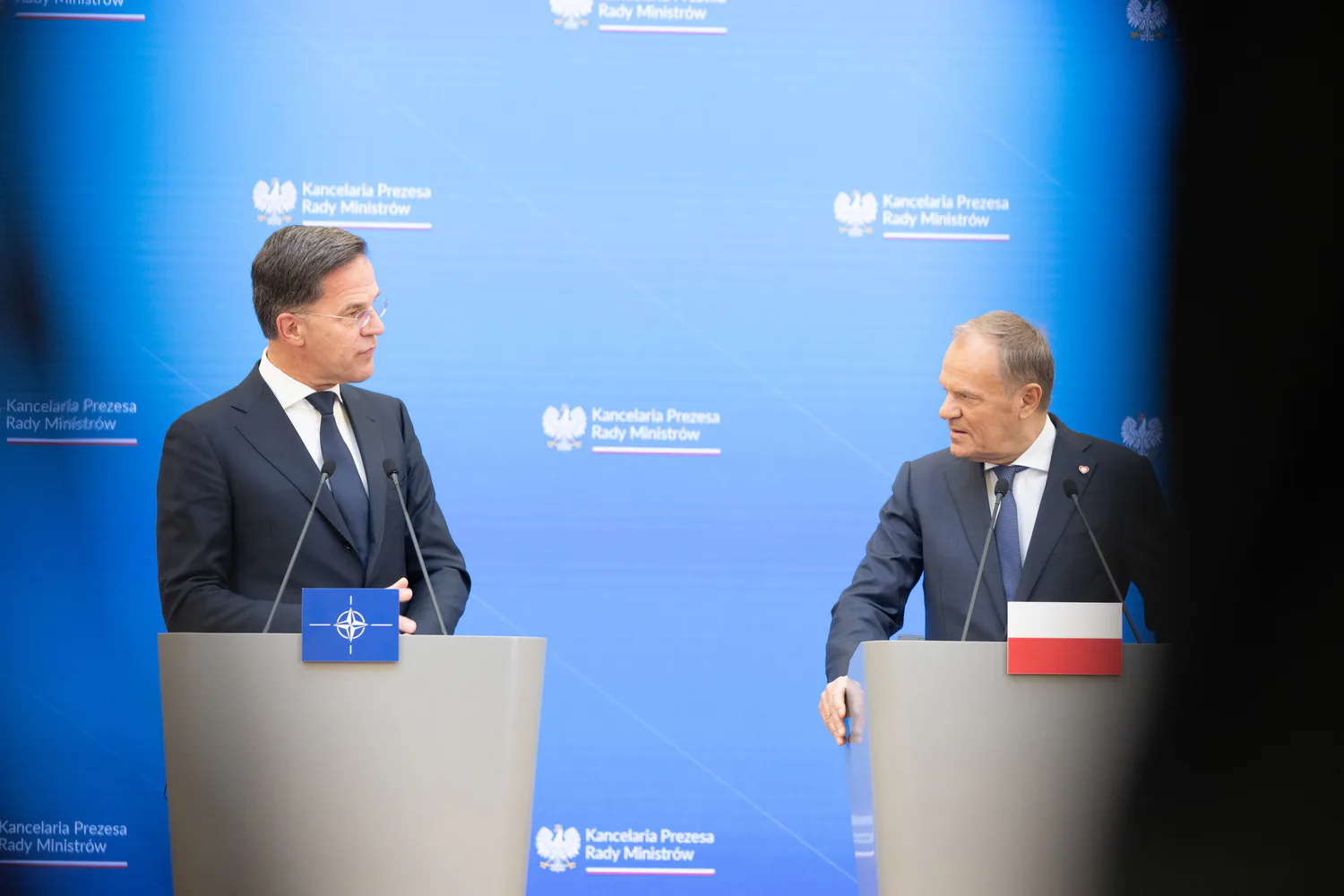 Генсек НАТО Рютте обговорив з Туском заліт російської ракети до Польщі та підтвердив підтримку України
