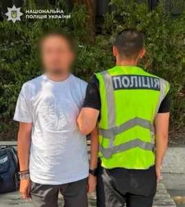 У Києві затримали зловмисника, який залишив боєприпаси біля ресторану у Дніпровському районі